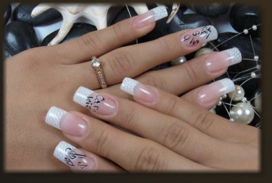 Nägel mit Acryl-Technik als Grundlage