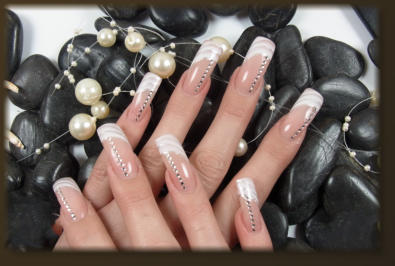 Nägel mit Airbrush-Technik als Grundlage